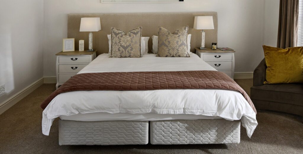 bedroom 5664221 1920 1 e1626092647132